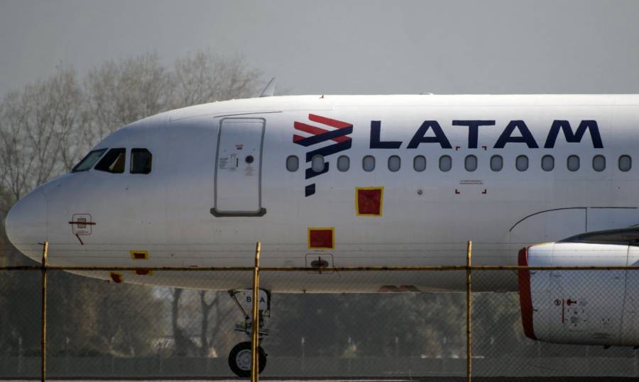 LATAM suspende m&aacute;s vuelos y afecta a otros 10.000 pasajeros por huelga de pilotos