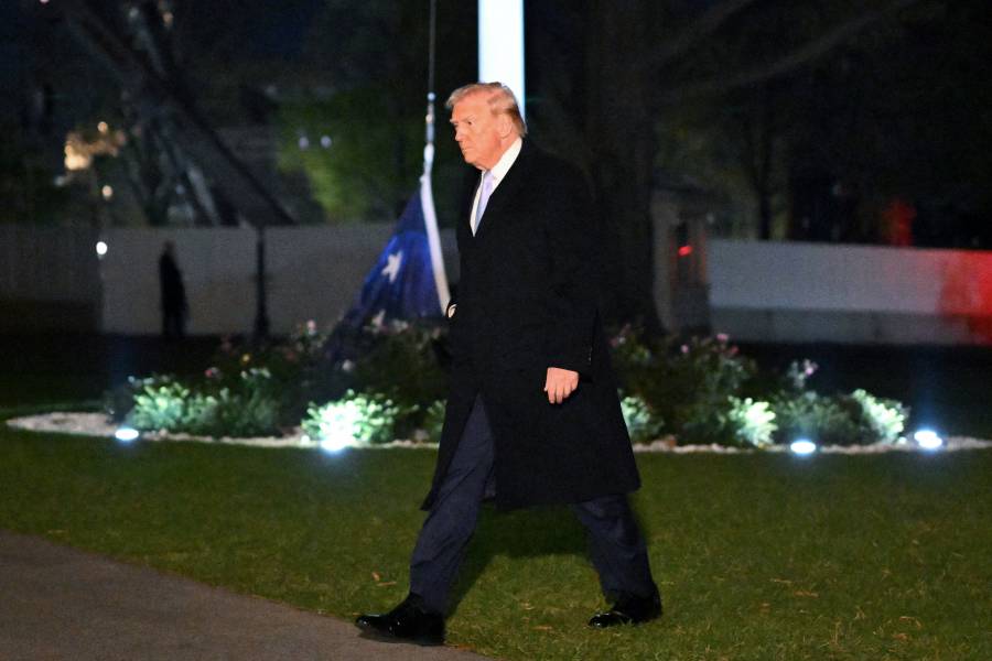 Trump amenaza con retirar licencia de ABC tras preguntas de una periodista