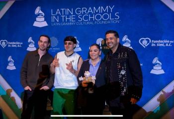 Dr. Simi festeja con ganadores del Latin Grammy