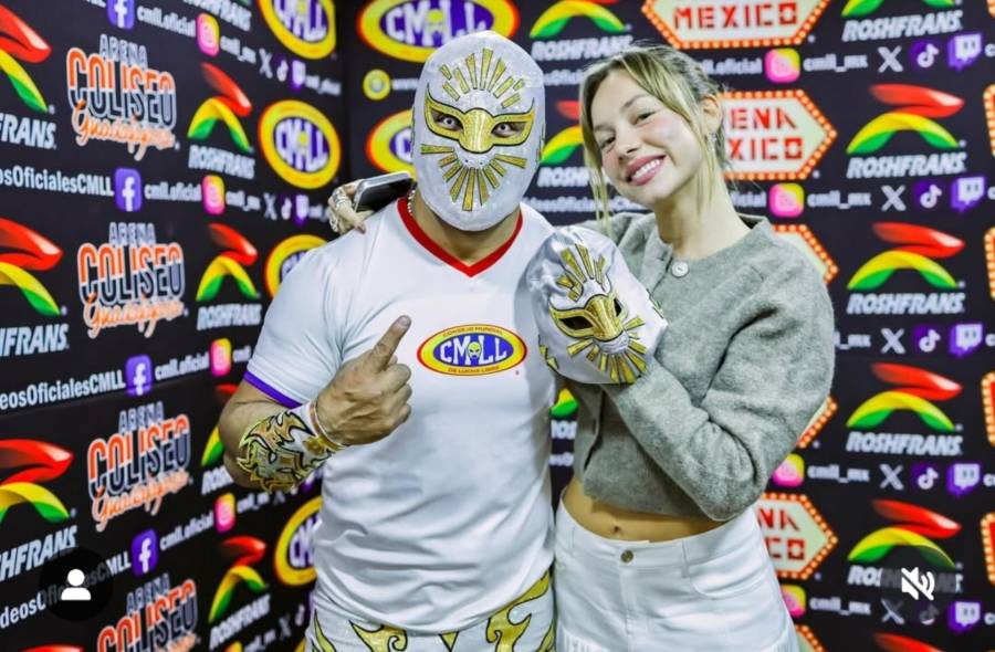 M&iacute;stico sorprende a Ester Exp&oacute;sito regal&aacute;ndole su m&aacute;scara