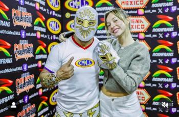 M&iacute;stico sorprende a Ester Exp&oacute;sito regal&aacute;ndole su m&aacute;scara
