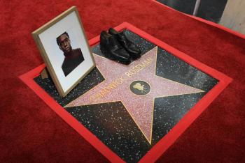 Chadwick Boseman recibe una estrella p&oacute;stuma en el Paseo de la Fama de Hollywood