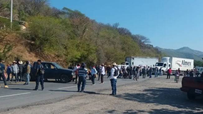 Bloqueos de transportistas y agricultores afectan decenas de carreteras