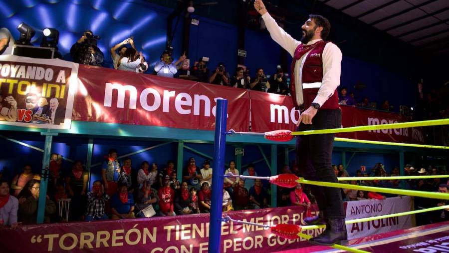 Diputado morenista Antonio Attolini convierte su informe legislativo en espectáculo de lucha libre