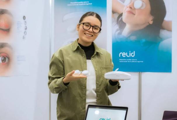 Estudiante de la UAQ desarrolla dispositivo para tratar el síndrome de ojo seco