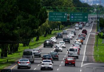 Hoy No Circula CDMX y Edomex 25 de noviembre 2025: veh&iacute;culos con engomado rosa y placas 7-8 descansan