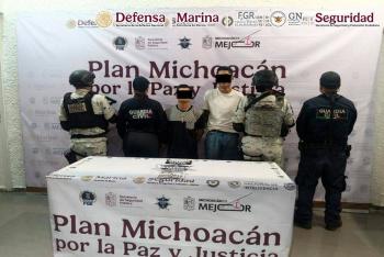 Autoridades detienen a cuatro individuos y decomisan explosivos caseros en Michoac&aacute;n