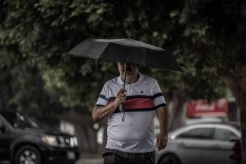 Lluvia vespertina sorprende a habitantes de la capital
