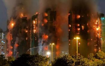 Incendio en complejo residencial de Hong Kong deja 13 muertos y miles de desplazados