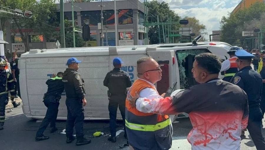 Ambulancia vuelca en la colonia Doctores tras colisión con auto en la Cuauhtémoc; hay tres lesionados