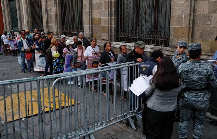 Familiares de los 43 de Ayotzinapa se reúnen con Claudia Sheinbaum en Palacio Nacional para exigir avances en las investigaciones