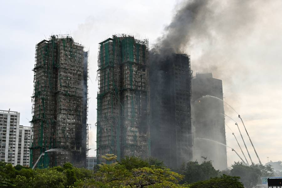 Al menos 44 muertos en enorme incendio que arrasa un complejo residencial de Hong Kong