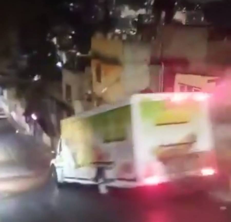 Camión repartidor de Jarritos pierde el control y causa daños en Álvaro Obregón