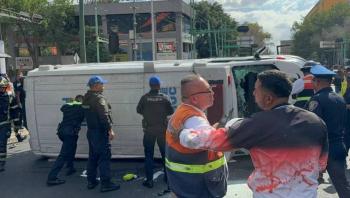 Ambulancia vuelca en la colonia Doctores tras colisi&oacute;n con auto en la Cuauht&eacute;moc; hay tres lesionados