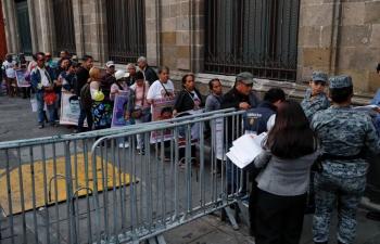 Familiares de los 43 de Ayotzinapa se re&uacute;nen con Claudia Sheinbaum en Palacio Nacional para exigir avances en las investigaciones