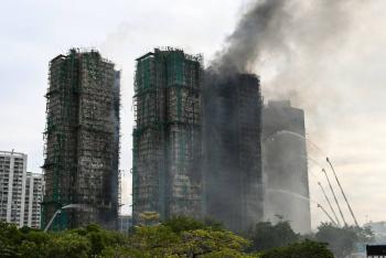 Al menos 44 muertos en enorme incendio que arrasa un complejo residencial de Hong Kong