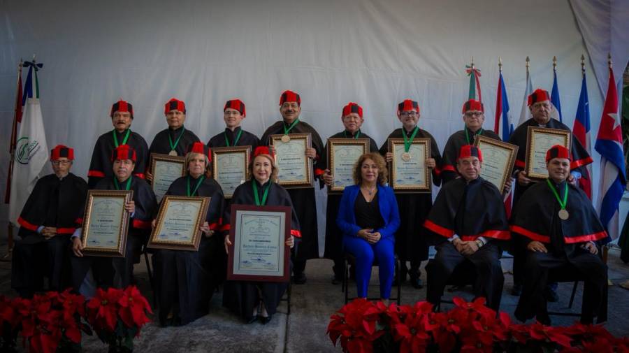 Ministra Yasmín Esquivel llama a actualizar el Derecho de Familia ante cambios sociales y recibe Doctorado Honoris Causa