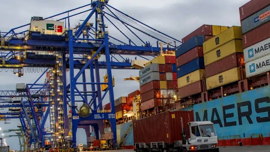 Exportaciones suben en octubre y logra México balanza comercial positiva
