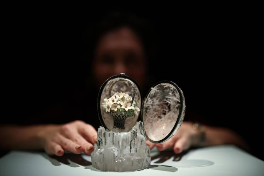Subastan huevo de Faberg&eacute; valorado en 25 millones de d&oacute;lares en Londres