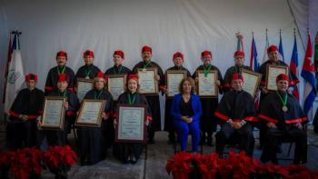 Ministra Yasm&iacute;n Esquivel llama a actualizar el Derecho de Familia ante cambios sociales y recibe Doctorado Honoris Causa