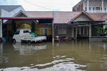 El n&uacute;mero de muertos por las inundaciones en la isla indonesia de Sumatra sube a 84