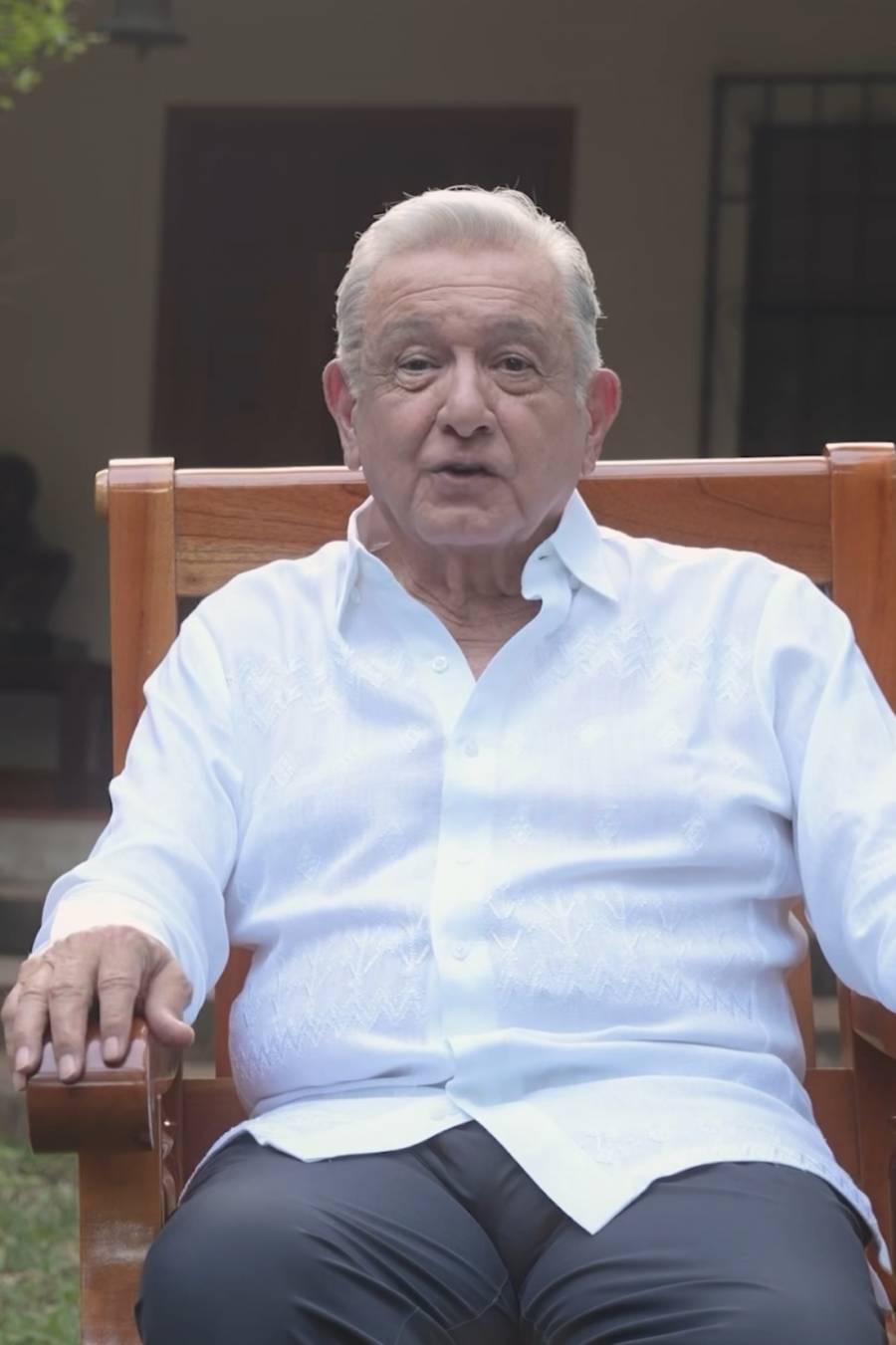 AMLO presenta su nuevo libro Grandeza en redes sociales
