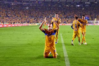 Tigres avanza a semifinales tras remontar a Xolos