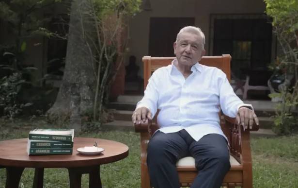 AMLO presenta su nuevo libro Grandeza; llama a respaldar a Sheinbaum