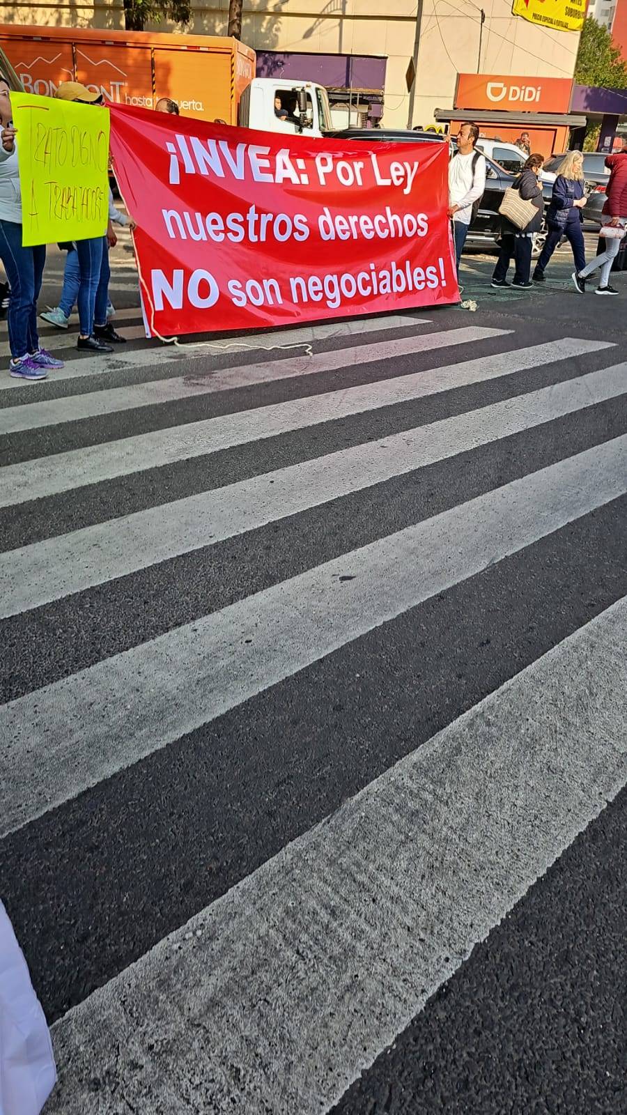 Verificadores del INVEA bloquean Eje 6 Sur para denunciar imposición de mandos policiacos y violaciones laborales