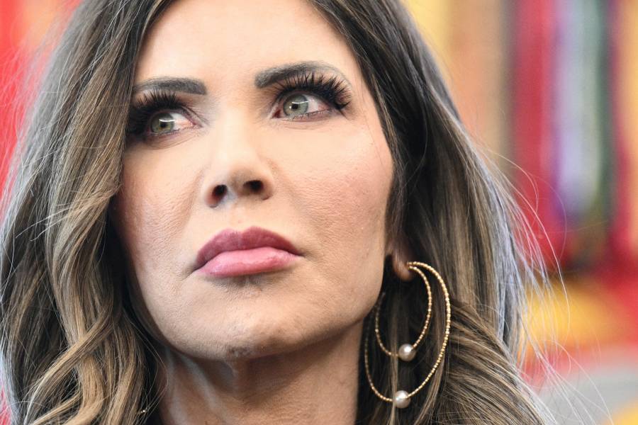 Kristi Noem propone restringir el ingreso de extranjeros a quienes acusa de abusar de derechos