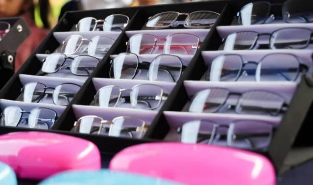 Entregan 121 lentes a estudiantes de la primaria Reforma Agraria en Corregidora