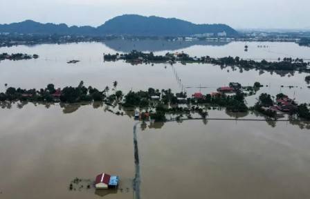 Lluvias dejan m&aacute;s de 1,160 muertos por inundaciones y deslaves en Asia