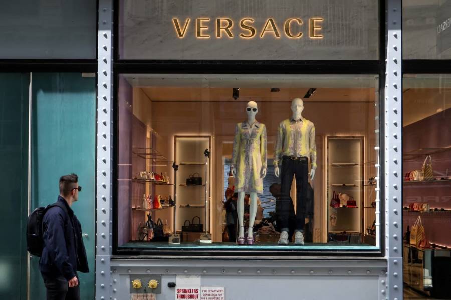 Prada concreta la compra de Versace por 1 375 millones de dólares y domina el lujo italiano