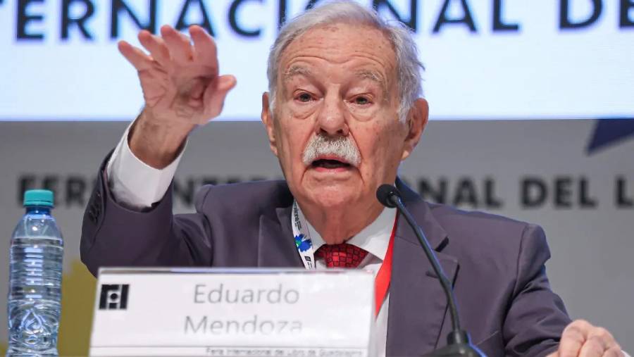 Eduardo Mendoza recibe la Medalla Carlos Fuentes en la FIL de Guadalajara