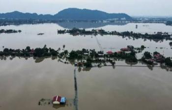 Lluvias dejan m&aacute;s de 1,160 muertos por inundaciones y deslaves en Asia