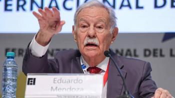 Eduardo Mendoza recibe la Medalla Carlos Fuentes en la FIL de Guadalajara