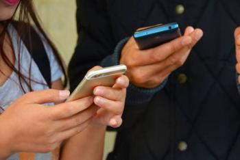Chile aprueba ley que proh&iacute;be uso de celulares en colegios