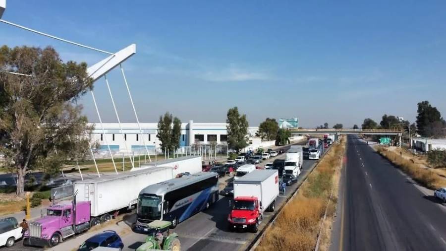 Productores mantienen bloqueos en carreteras y puentes tras aprobación de Ley de Aguas