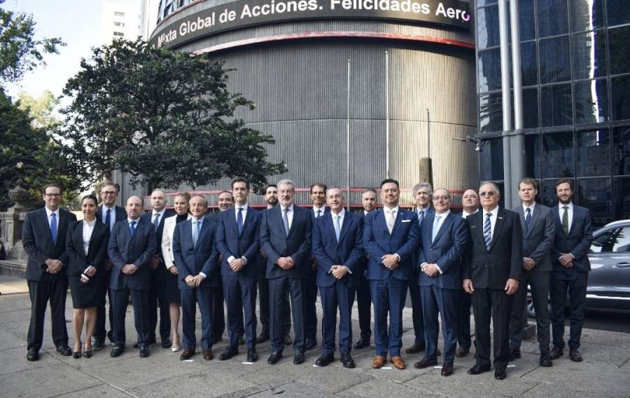 Aerom&eacute;xico celebra regreso a la BMV y anuncia nueva ruta a Barcelona