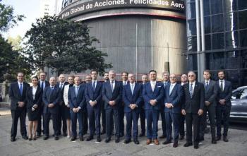 Aerom&eacute;xico celebra regreso a la BMV y anuncia nueva ruta a Barcelona