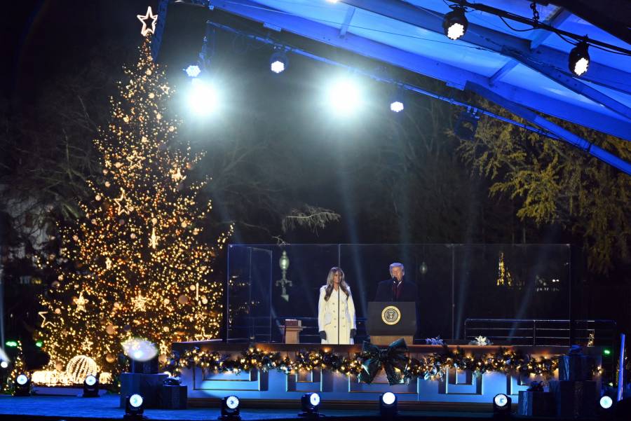 Trump y Melania inauguran la Navidad en la Casa Blanca
