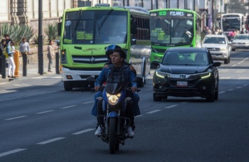 Hoy No Circula aplicar&aacute; a veh&iacute;culos con engomado azul este viernes 5 de diciembre