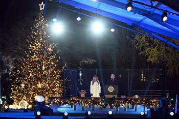 Trump y Melania inauguran la Navidad en la Casa Blanca