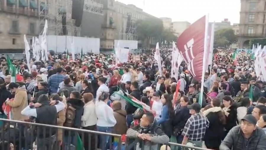 Miles de personas comienzan a llegar al Zócalo de la Ciudad de México desde la madrugada para la concentración convocada por Claudia Sheinbaum