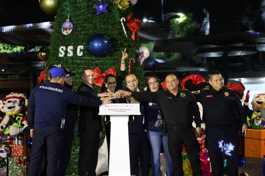 El Gabinete de Seguridad Ciudadana y el Metro celebran la inauguraci&oacute;n del &Aacute;rbol y las Villas Navide&ntilde;as en Insurgentes