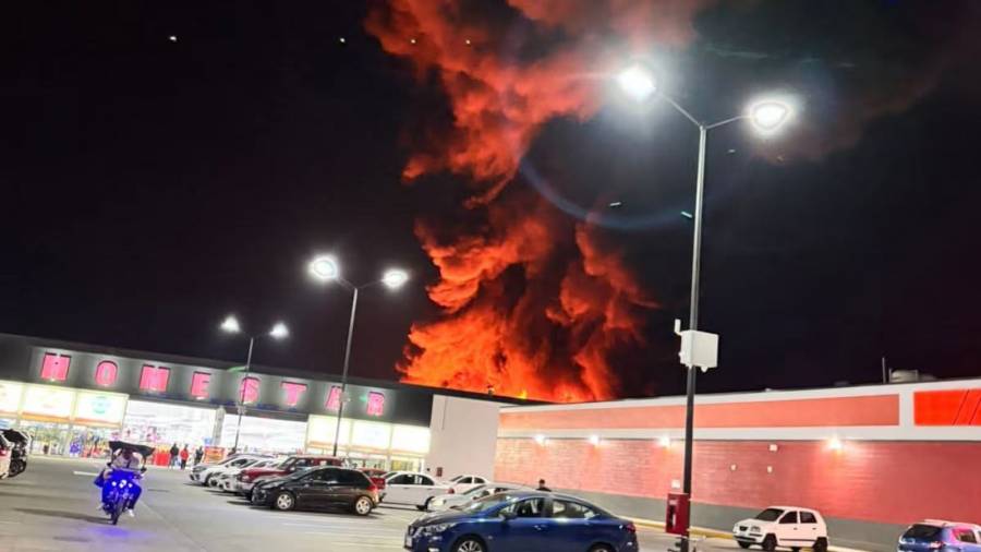 Incendio arrasa f&aacute;brica en Ixtapaluca y moviliza a cuerpos de emergencia