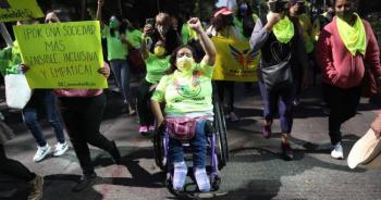 Marcha por los derechos de las personas con discapacidad llena de amarillo el Paseo de la Reforma