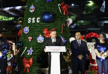 &Aacute;rbol monumental y villas navide&ntilde;as iluminan la Glorieta de Insurgentes con mensaje de unidad en CDMX