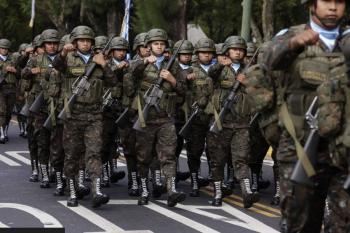 Ej&eacute;rcito de Guatemala enfrenta a criminales que ingresaron desde M&eacute;xico; un soldado resulta herido