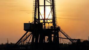 Precios del petr&oacute;leo caen en medio de temores de un super&aacute;vit